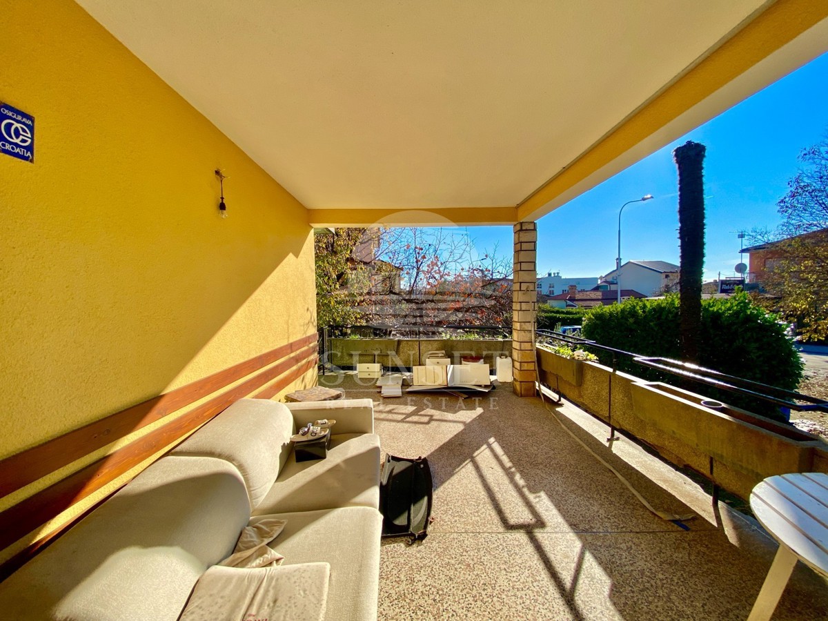 SAMOSTOJNA HIŠA LE 300 METROV OD PLAŽE