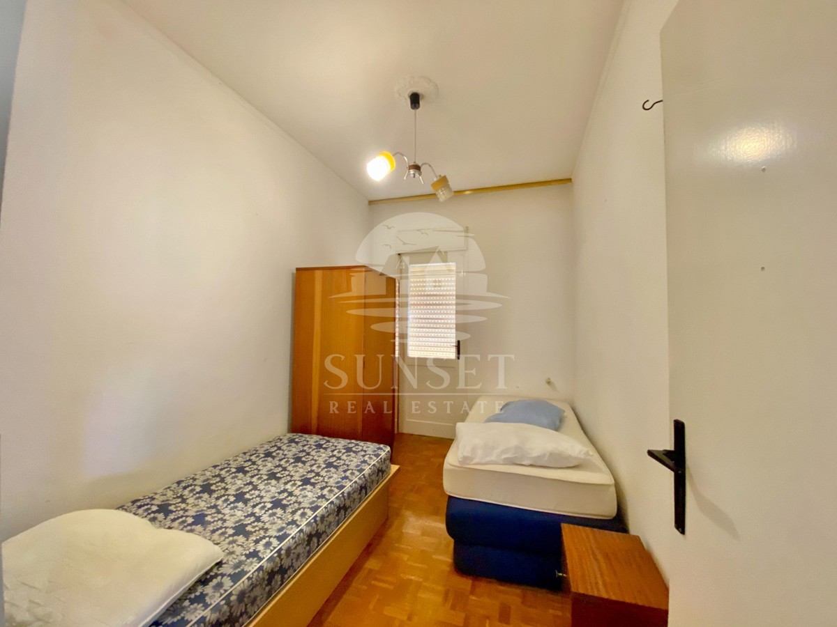 SAMOSTOJNA HIŠA LE 300 METROV OD PLAŽE