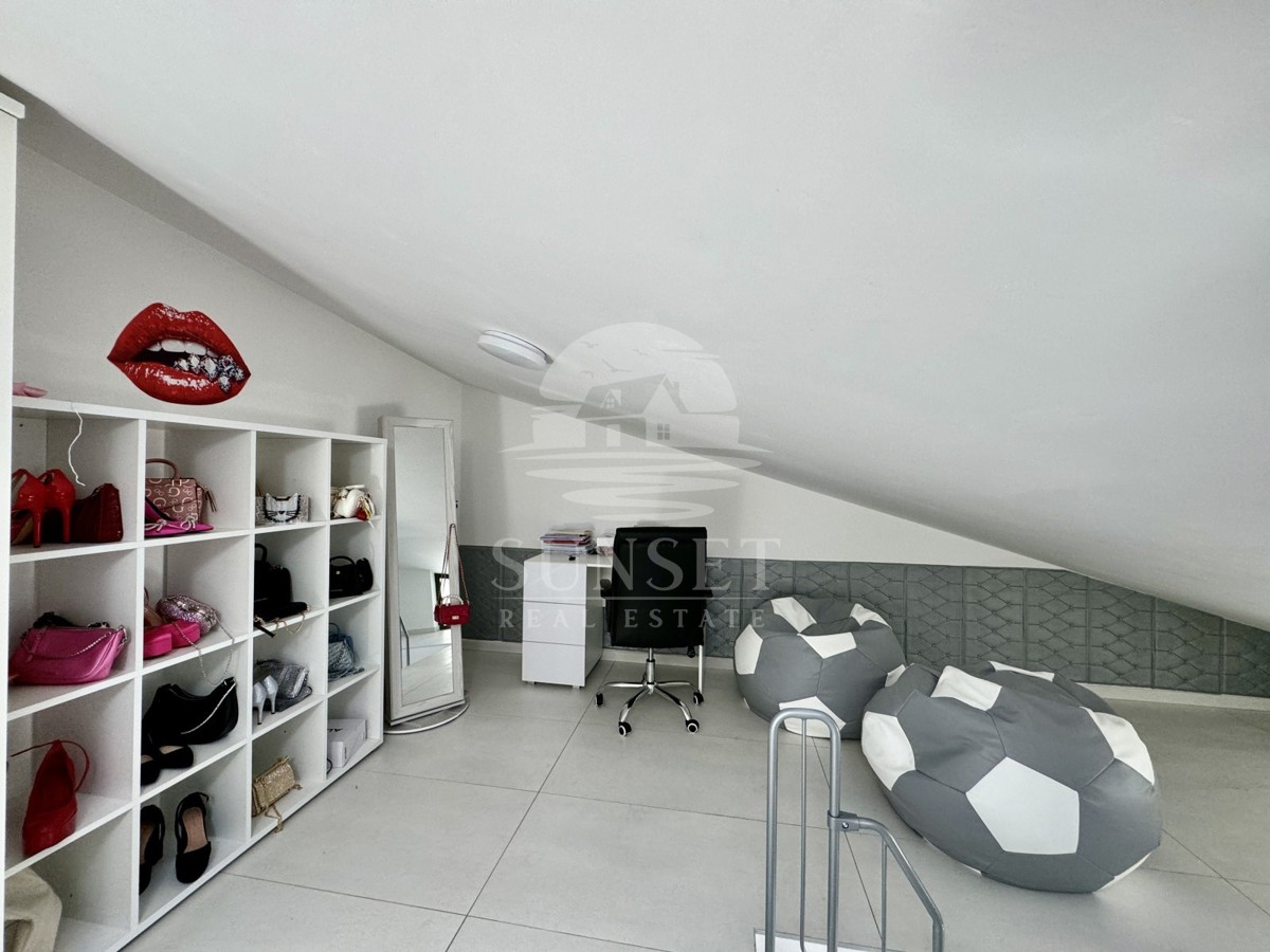 SAVUDRIJA – DVOETAŽNO STANOVANJE S TERASO IN ČUDOVITIM RAZGLEDOM NA MORJE