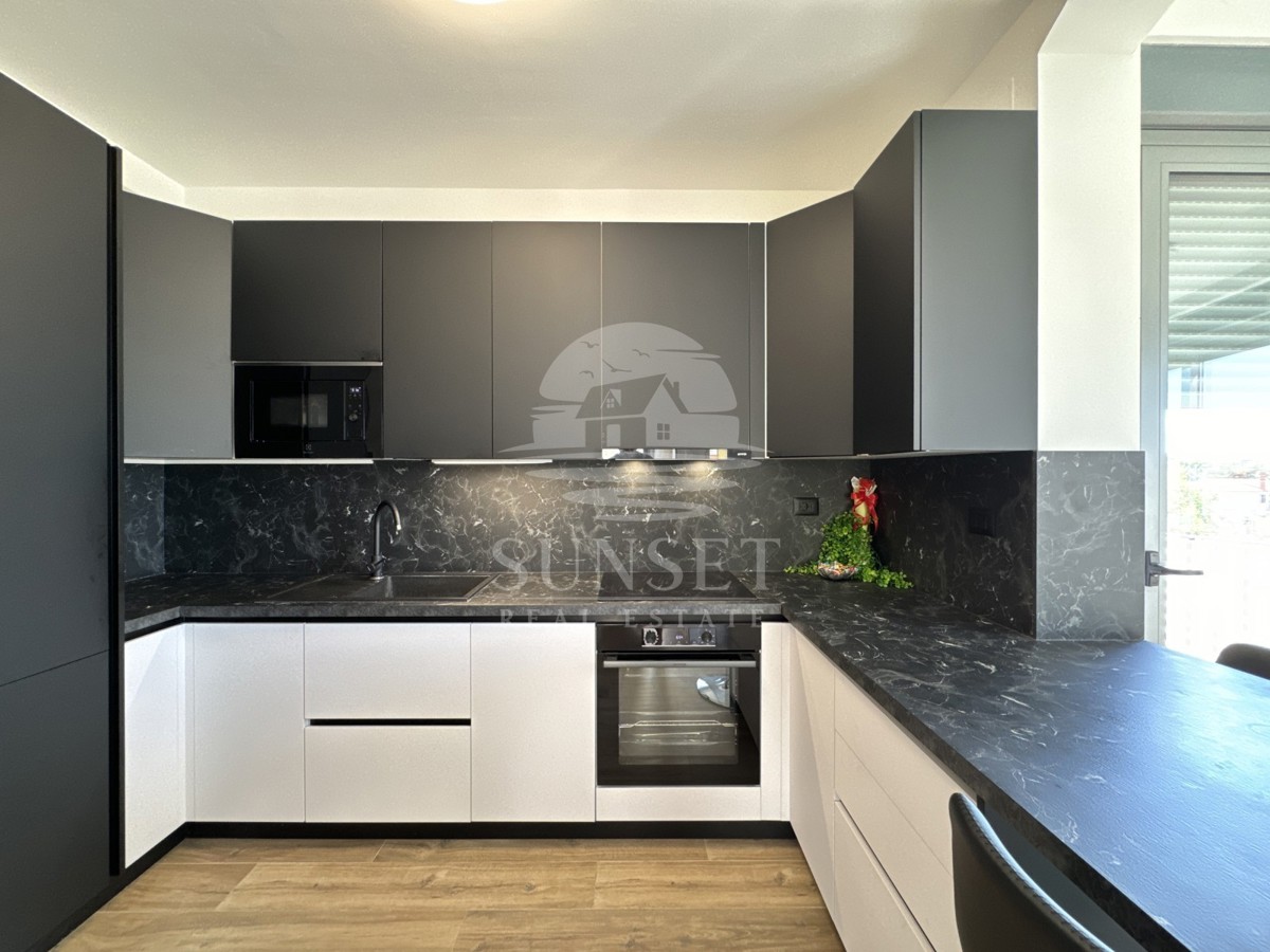 SAVUDRIJA – DVOETAŽNO STANOVANJE S TERASO IN ČUDOVITIM RAZGLEDOM NA MORJE