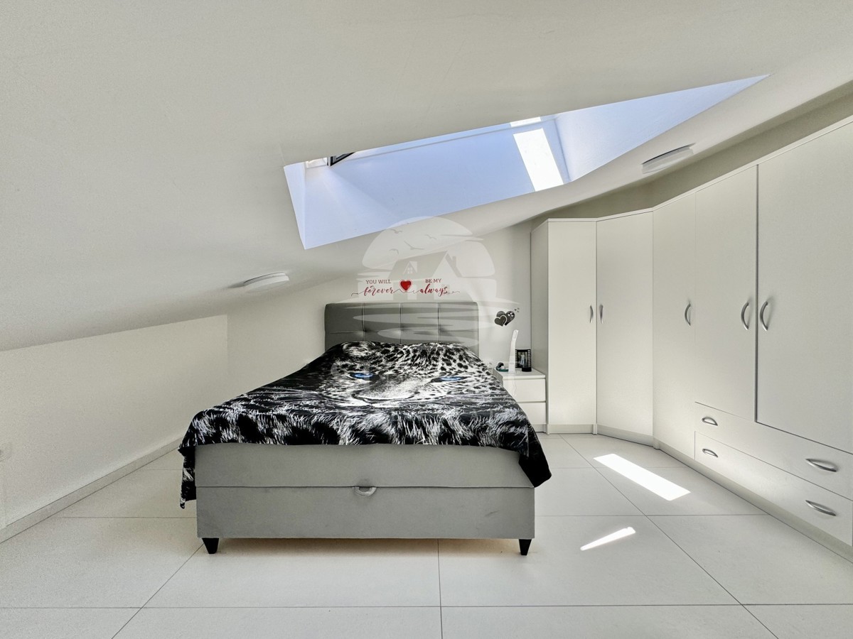 SAVUDRIJA – DVOETAŽNO STANOVANJE S TERASO IN ČUDOVITIM RAZGLEDOM NA MORJE