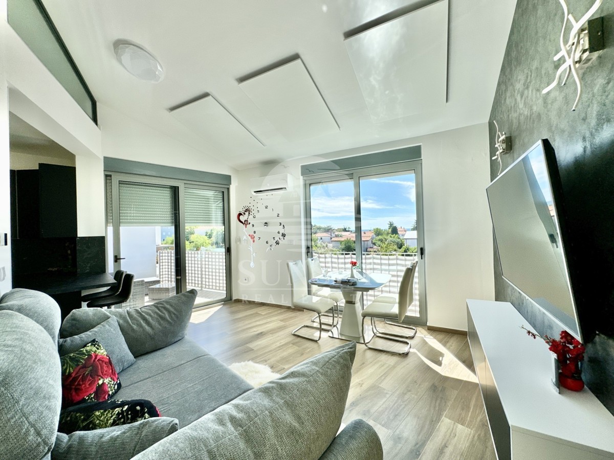 SAVUDRIJA – DVOETAŽNO STANOVANJE S TERASO IN ČUDOVITIM RAZGLEDOM NA MORJE