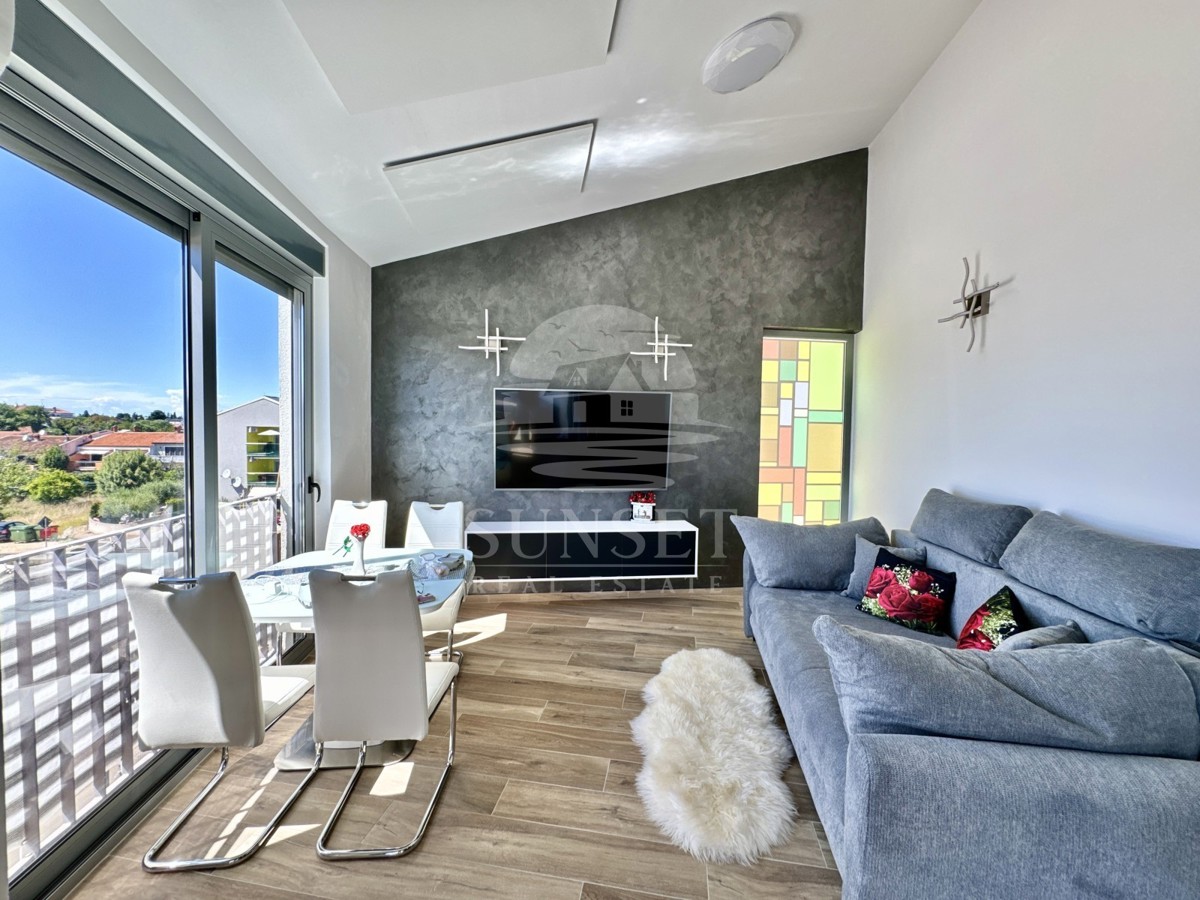 SAVUDRIJA – DVOETAŽNO STANOVANJE S TERASO IN ČUDOVITIM RAZGLEDOM NA MORJE