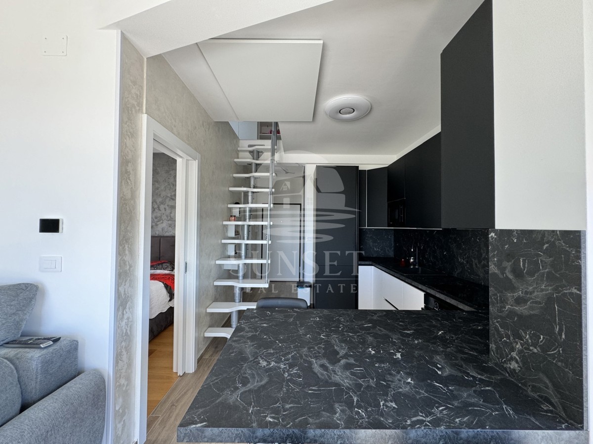 SAVUDRIJA – DVOETAŽNO STANOVANJE S TERASO IN ČUDOVITIM RAZGLEDOM NA MORJE