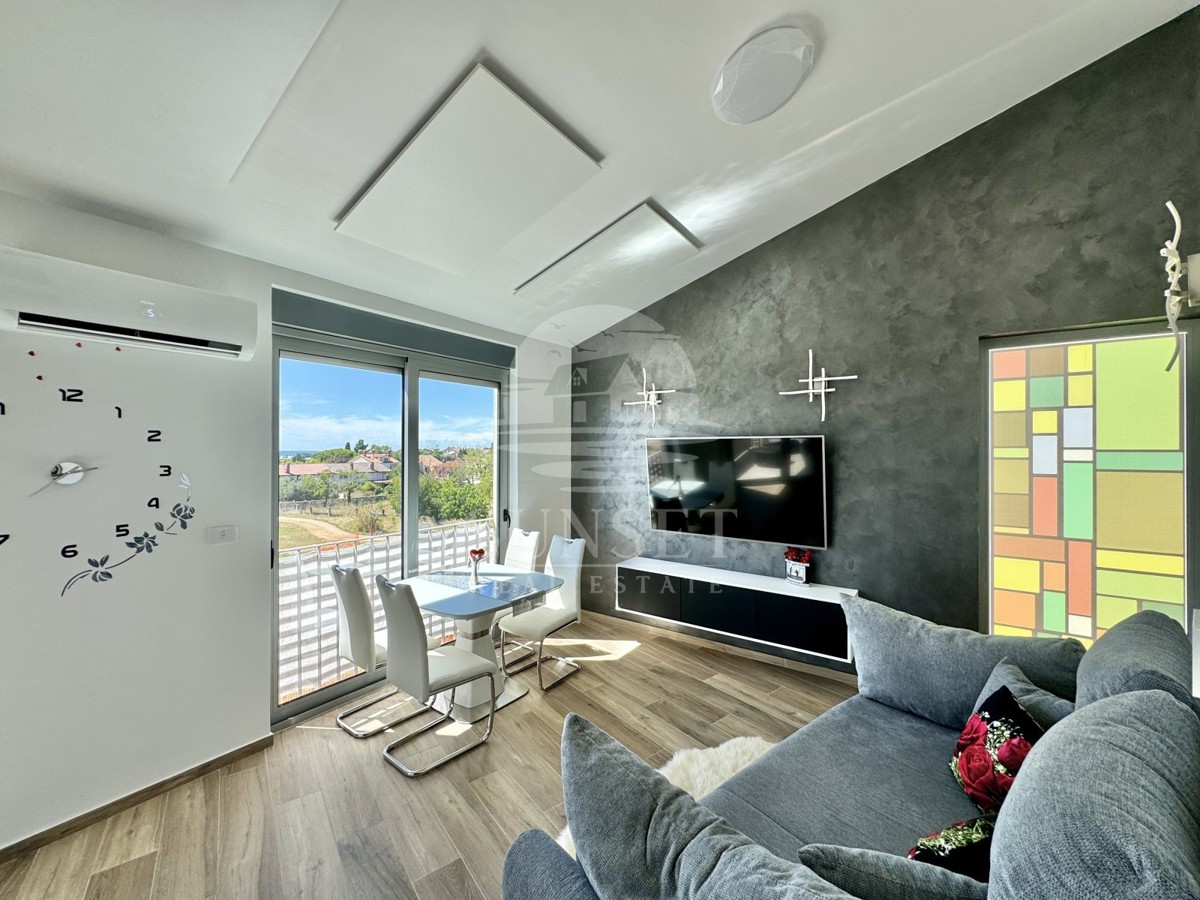 SAVUDRIJA – DVOETAŽNO STANOVANJE S TERASO IN ČUDOVITIM RAZGLEDOM NA MORJE