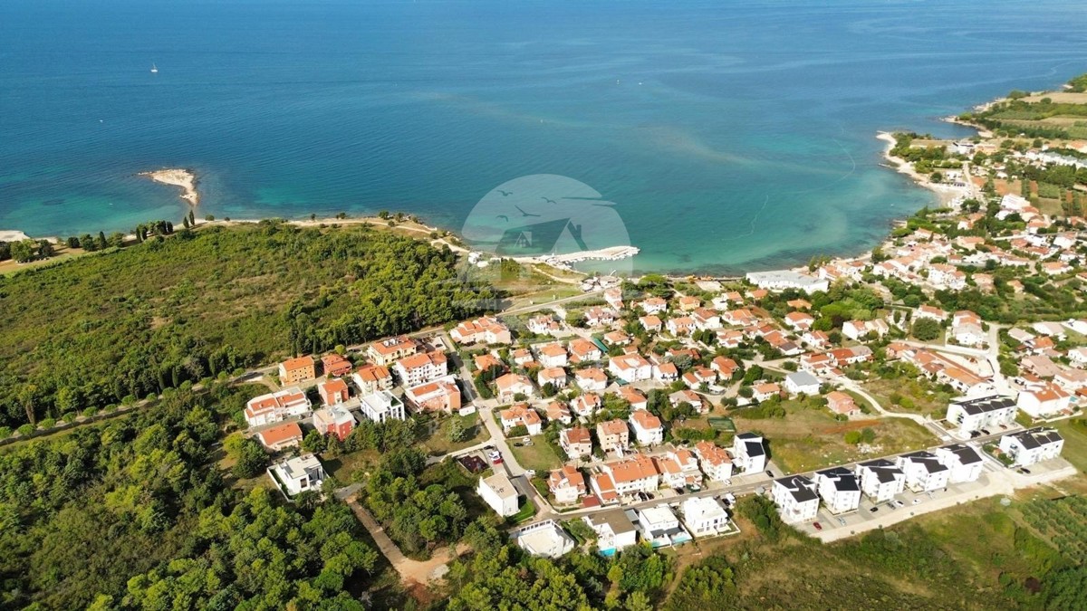 LUKSUZEN APARTMA NA 1. NADSTROPJU V OKOLICI UMAGA, 300 M OD MORA