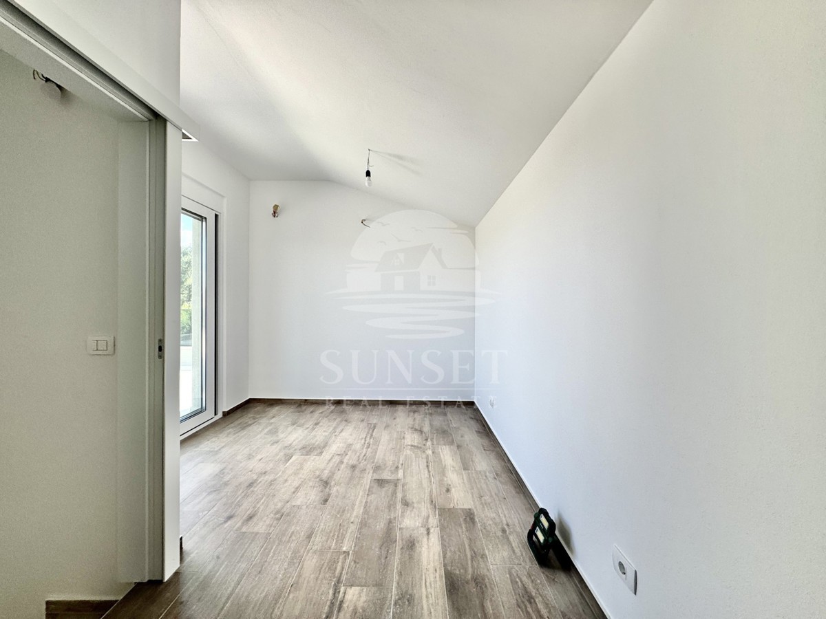 LUKSUZEN APARTMA NA 1. NADSTROPJU V OKOLICI UMAGA, 300 M OD MORA