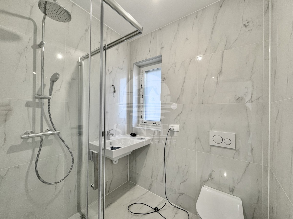 LUKSUZEN APARTMA NA 1. NADSTROPJU V OKOLICI UMAGA, 300 M OD MORA
