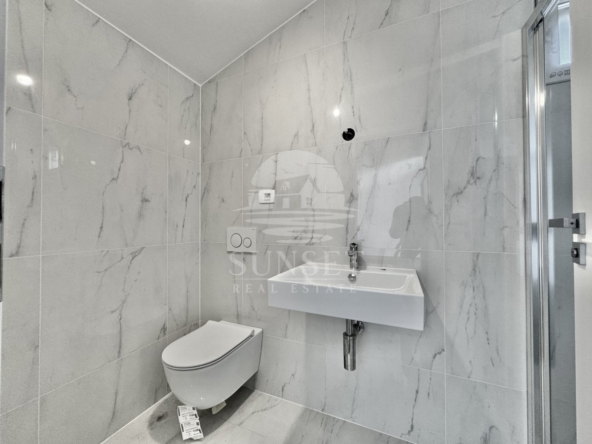 LUKSUZEN APARTMA NA 1. NADSTROPJU V OKOLICI UMAGA, 300 M OD MORA
