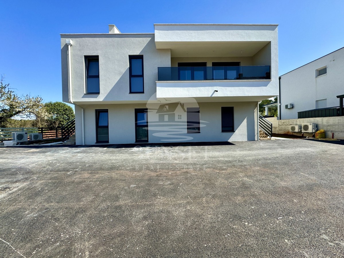 LUKSUZEN APARTMA NA 1. NADSTROPJU V OKOLICI UMAGA, 300 M OD MORA