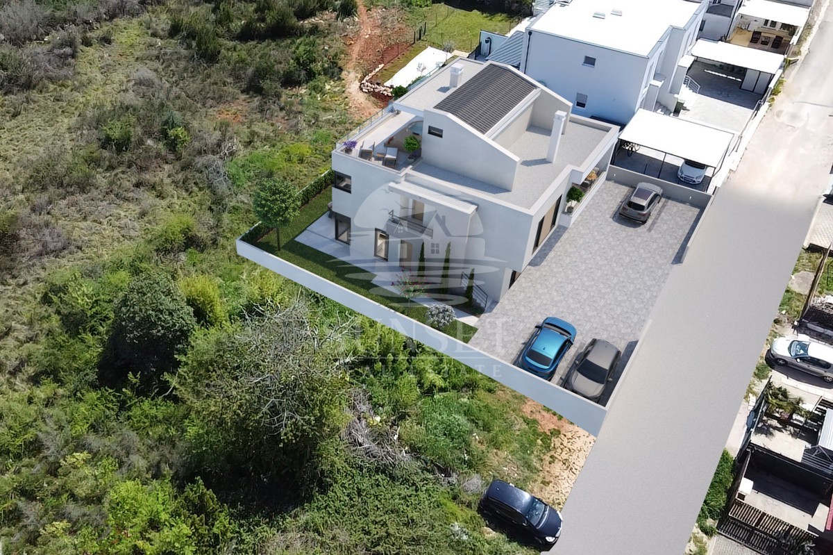 LUKSUZEN APARTMA NA 1. NADSTROPJU V OKOLICI UMAGA, 300 M OD MORA