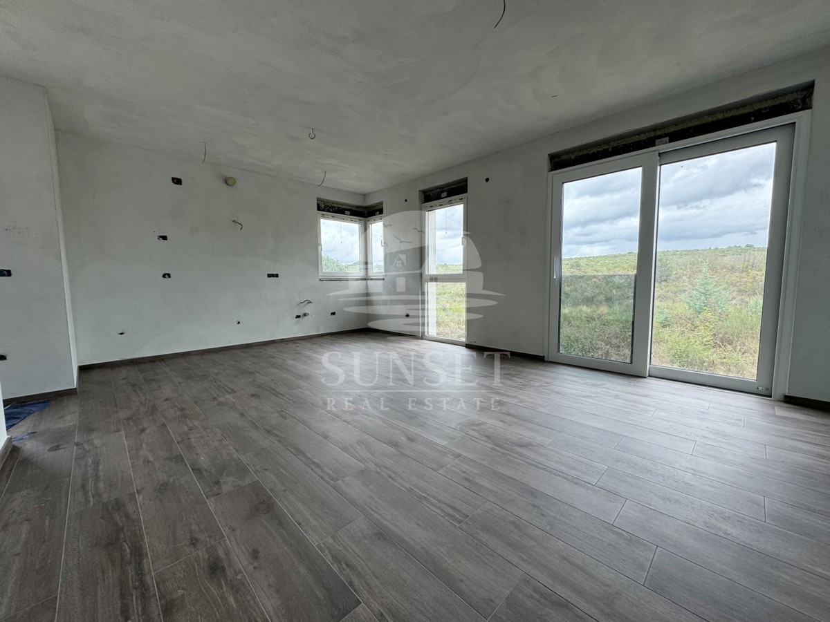 LUKSUZEN APARTMA NA 1. NADSTROPJU V OKOLICI UMAGA, 300 M OD MORA