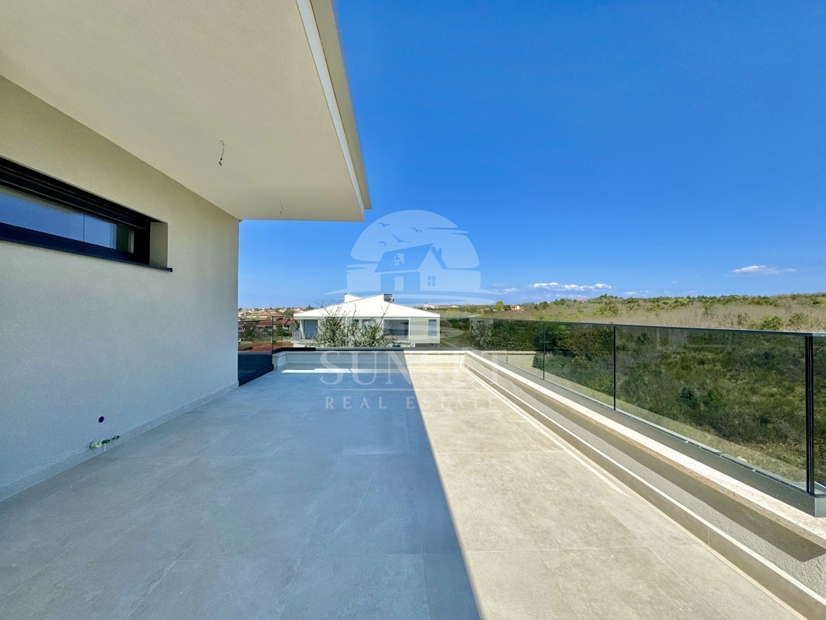 LUKSUZEN APARTMA NA 1. NADSTROPJU V OKOLICI UMAGA, 300 M OD MORA