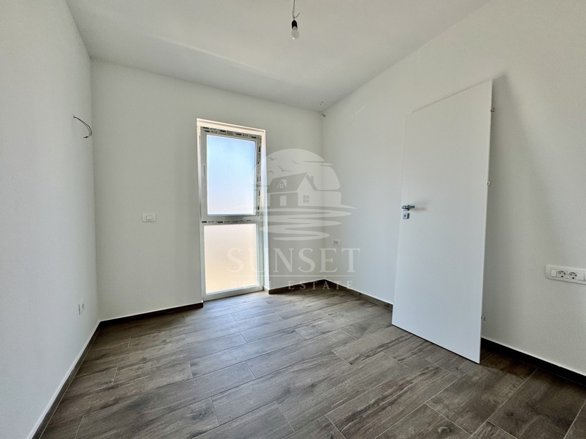 LUKSUZEN APARTMA NA 1. NADSTROPJU V OKOLICI UMAGA, 300 M OD MORA