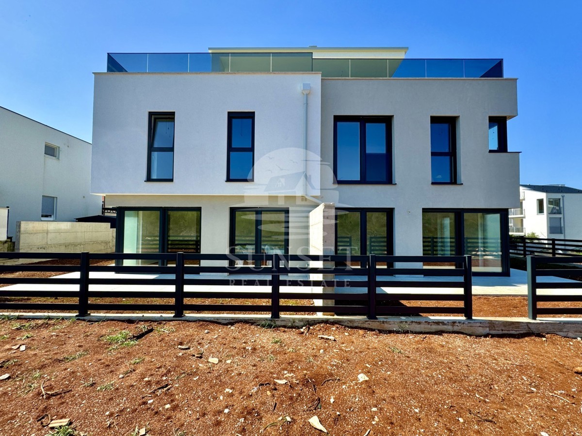 LUKSUZEN APARTMA NA 1. NADSTROPJU V OKOLICI UMAGA, 300 M OD MORA