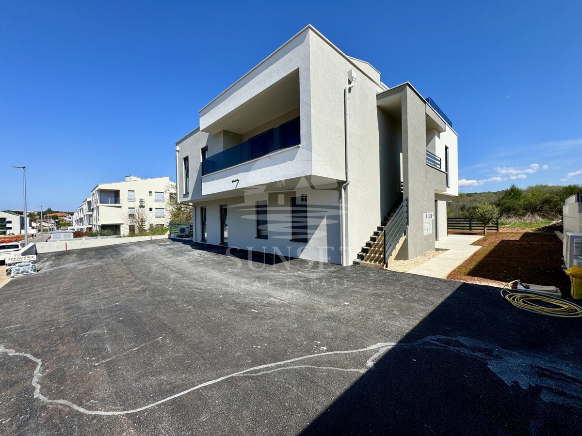 LUKSUZEN APARTMA NA 1. NADSTROPJU V OKOLICI UMAGA, 300 M OD MORA