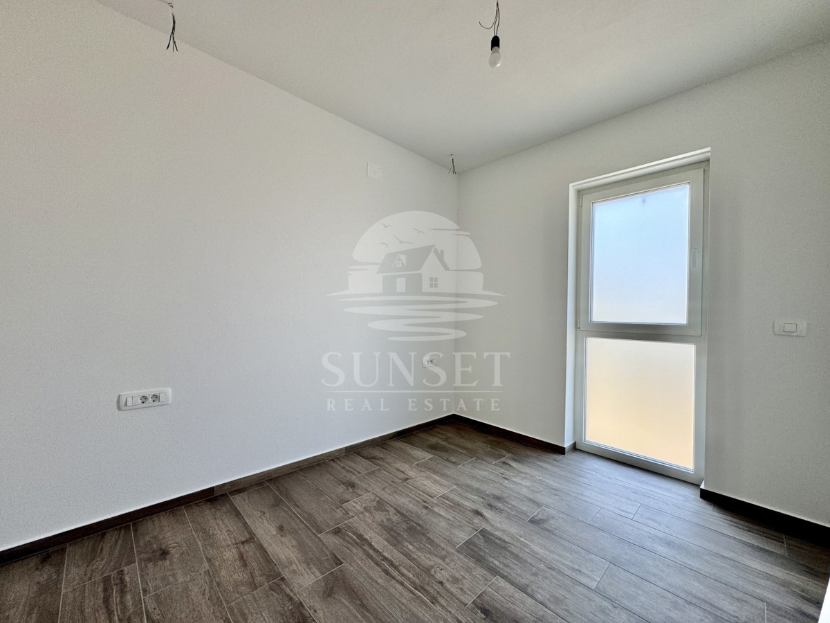 LUKSUZEN APARTMA NA 1. NADSTROPJU V OKOLICI UMAGA, 300 M OD MORA
