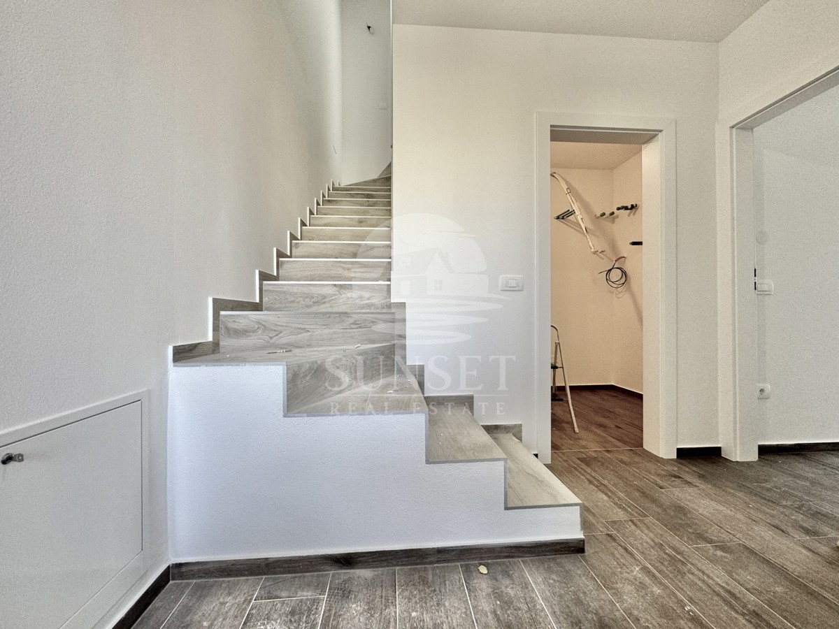 LUKSUZEN APARTMA NA 1. NADSTROPJU V OKOLICI UMAGA, 300 M OD MORA