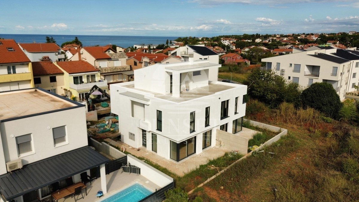 LUKSUZEN APARTMA NA 1. NADSTROPJU V OKOLICI UMAGA, 300 M OD MORA