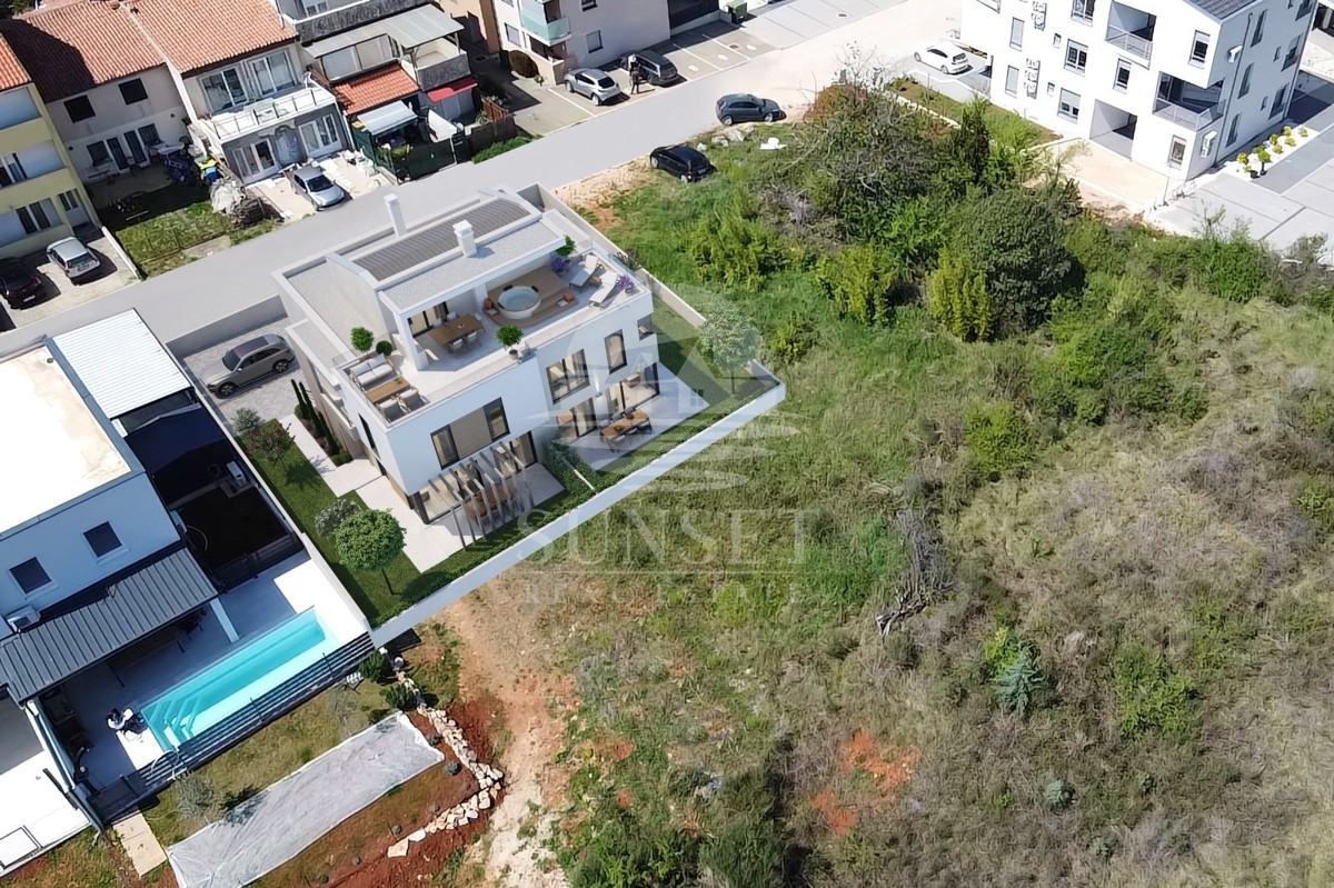 LUKSUZEN APARTMA NA 1. NADSTROPJU V OKOLICI UMAGA, 300 M OD MORA