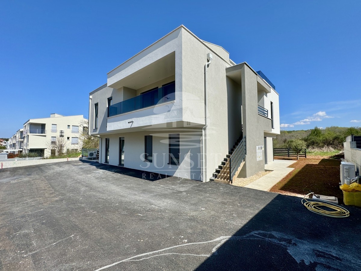LUKSUZEN APARTMA NA 1. NADSTROPJU V OKOLICI UMAGA, 300 M OD MORA