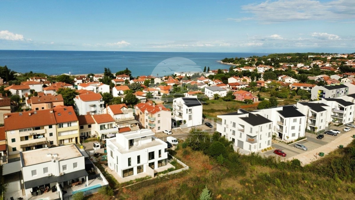 LUKSUZEN APARTMA NA 1. NADSTROPJU V OKOLICI UMAGA, 300 M OD MORA