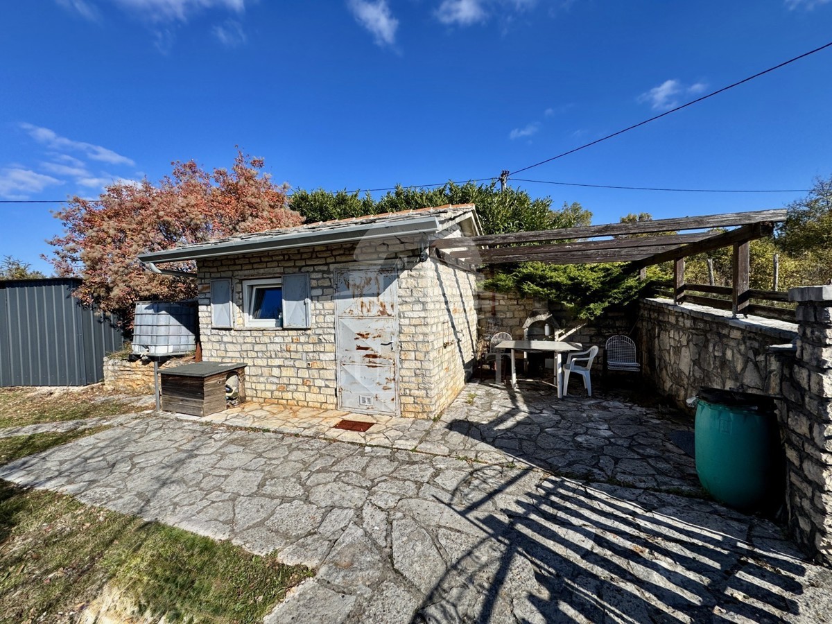 ČAROBNA VIKEND HIŠICA S POGLEDOM NA OPRTALJ – MIR, OLJKE IN ISTRSKI DUH