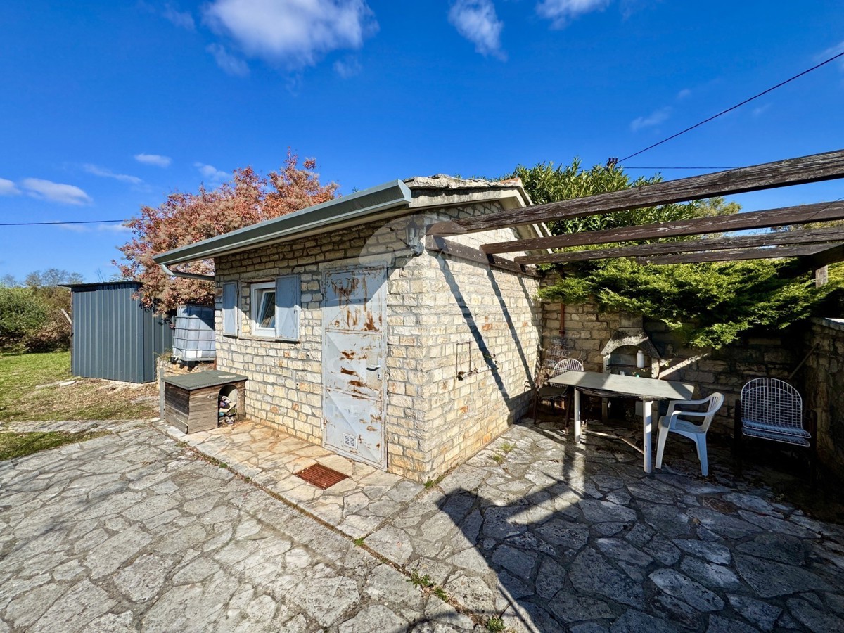 ČAROBNA VIKEND HIŠICA S POGLEDOM NA OPRTALJ – MIR, OLJKE IN ISTRSKI DUH