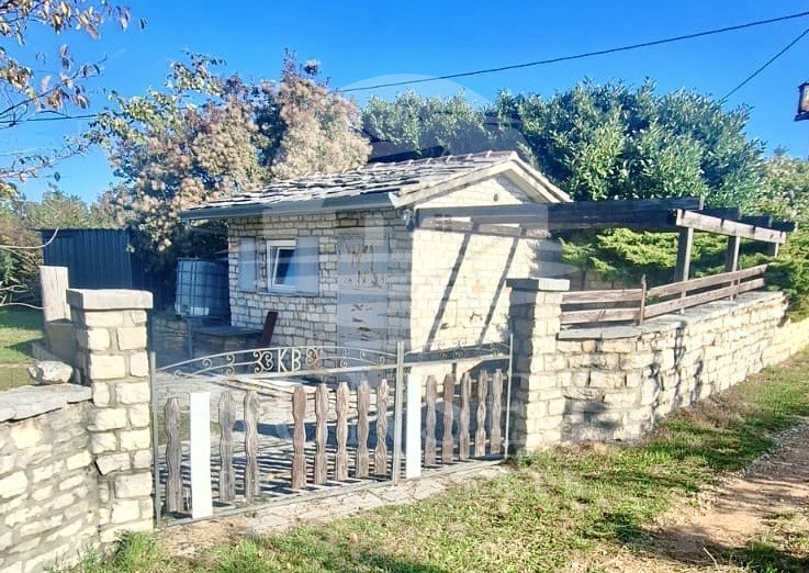 ČAROBNA VIKEND HIŠICA S POGLEDOM NA OPRTALJ – MIR, OLJKE IN ISTRSKI DUH