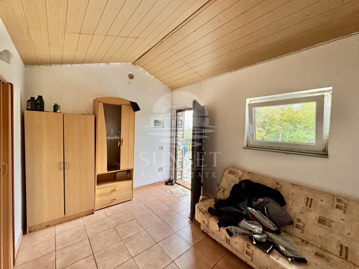 ČAROBNA VIKEND HIŠICA S POGLEDOM NA OPRTALJ – MIR, OLJKE IN ISTRSKI DUH