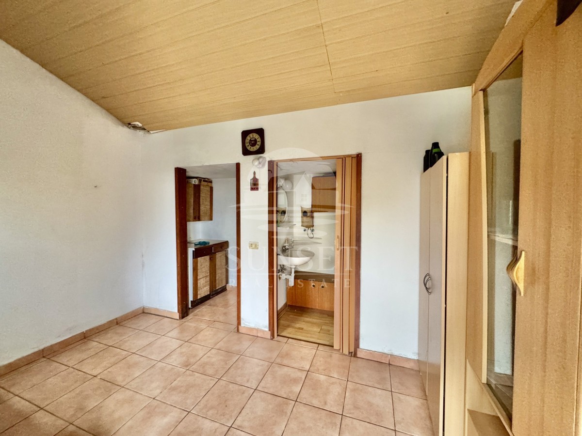 ČAROBNA VIKEND HIŠICA S POGLEDOM NA OPRTALJ – MIR, OLJKE IN ISTRSKI DUH