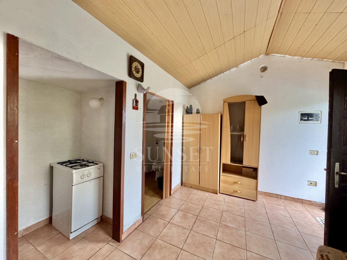 ČAROBNA VIKEND HIŠICA S POGLEDOM NA OPRTALJ – MIR, OLJKE IN ISTRSKI DUH