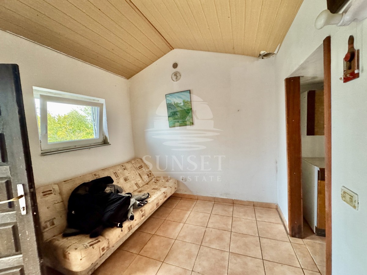 ČAROBNA VIKEND HIŠICA S POGLEDOM NA OPRTALJ – MIR, OLJKE IN ISTRSKI DUH