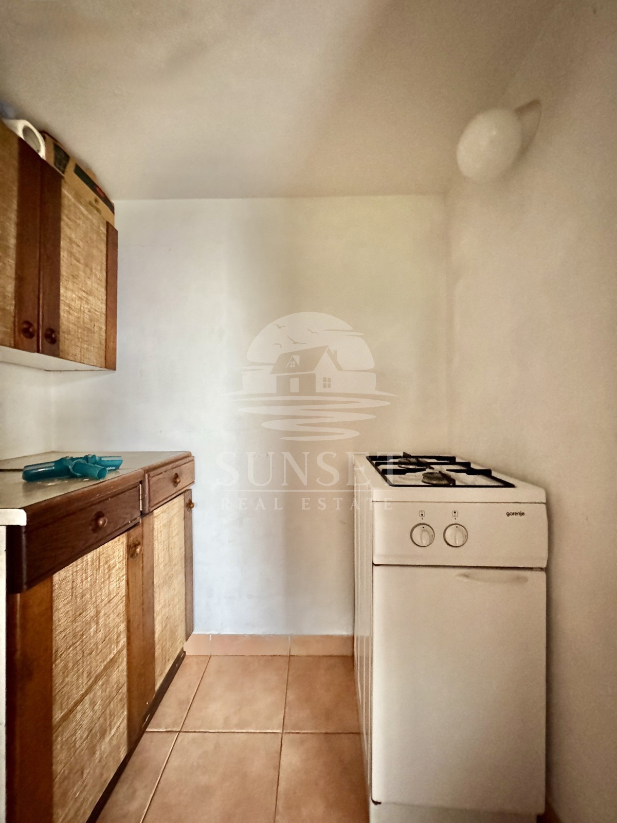 ČAROBNA VIKEND HIŠICA S POGLEDOM NA OPRTALJ – MIR, OLJKE IN ISTRSKI DUH