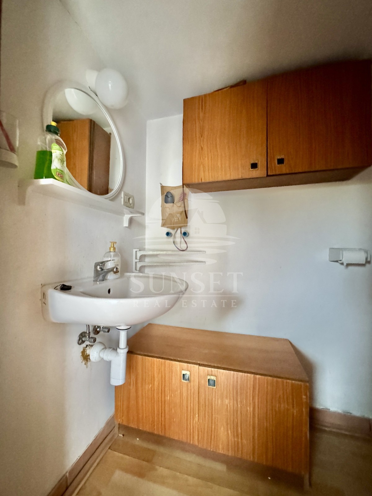 ČAROBNA VIKEND HIŠICA S POGLEDOM NA OPRTALJ – MIR, OLJKE IN ISTRSKI DUH