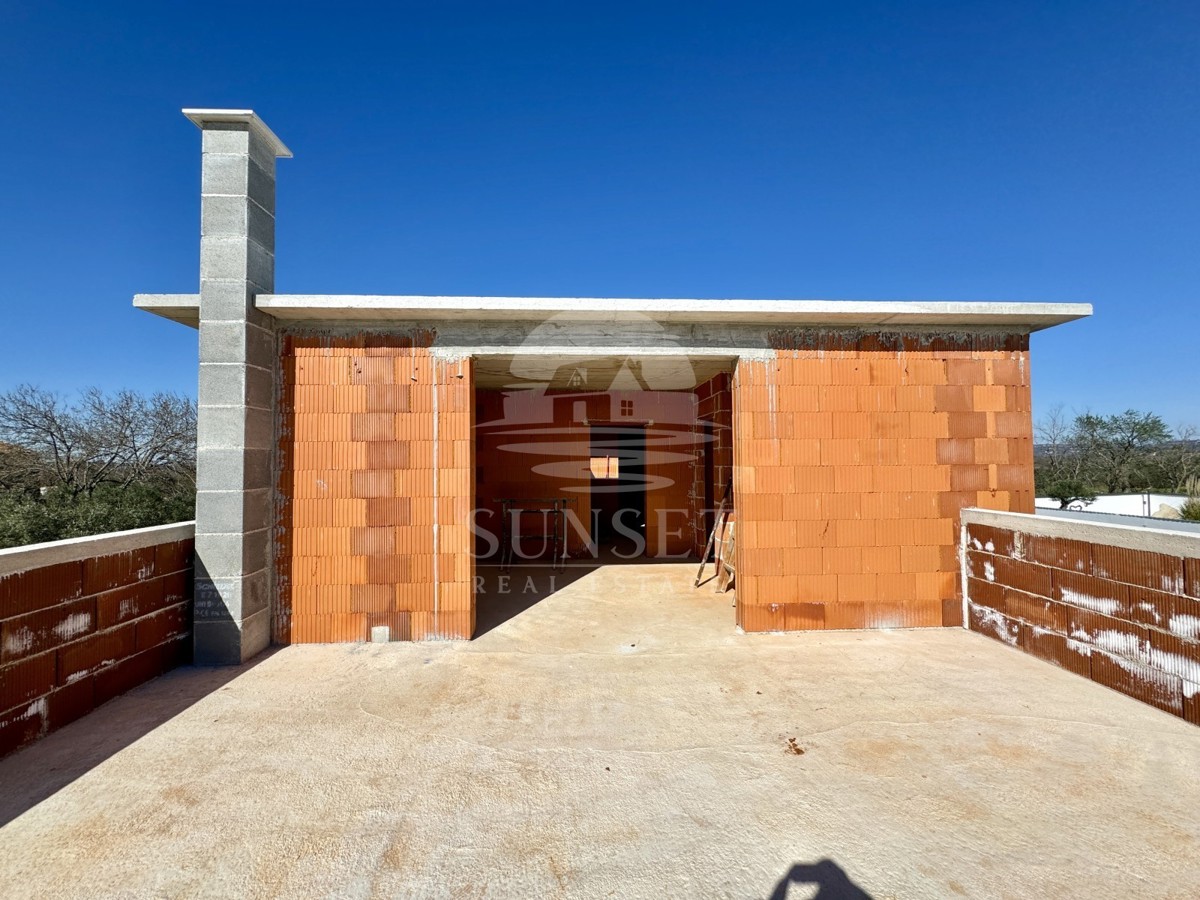 PRODAJA MODERNE HIŠE NA MIRNI LOKACIJI  NOVO