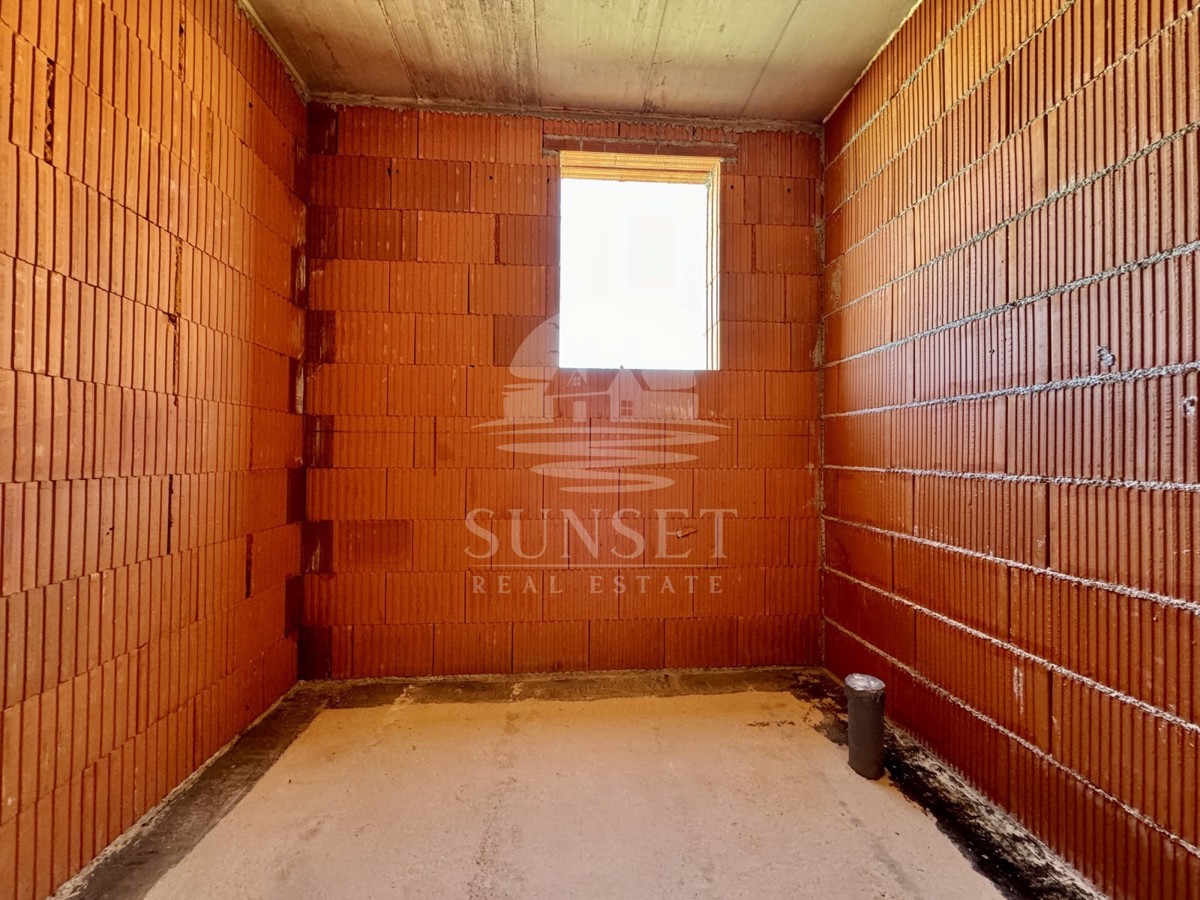 PRODAJA MODERNE HIŠE NA MIRNI LOKACIJI  NOVO