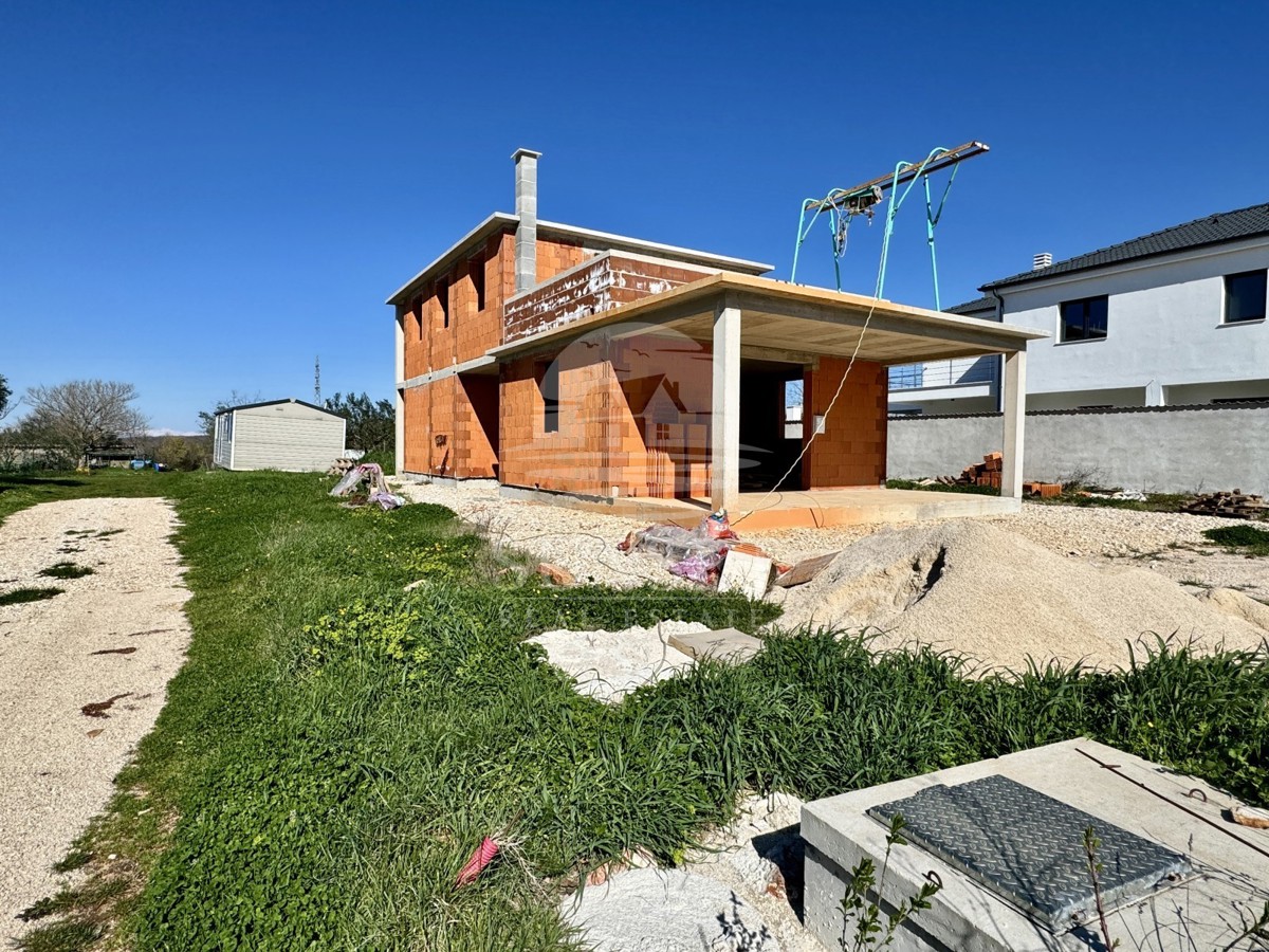 PRODAJA MODERNE HIŠE NA MIRNI LOKACIJI  NOVO