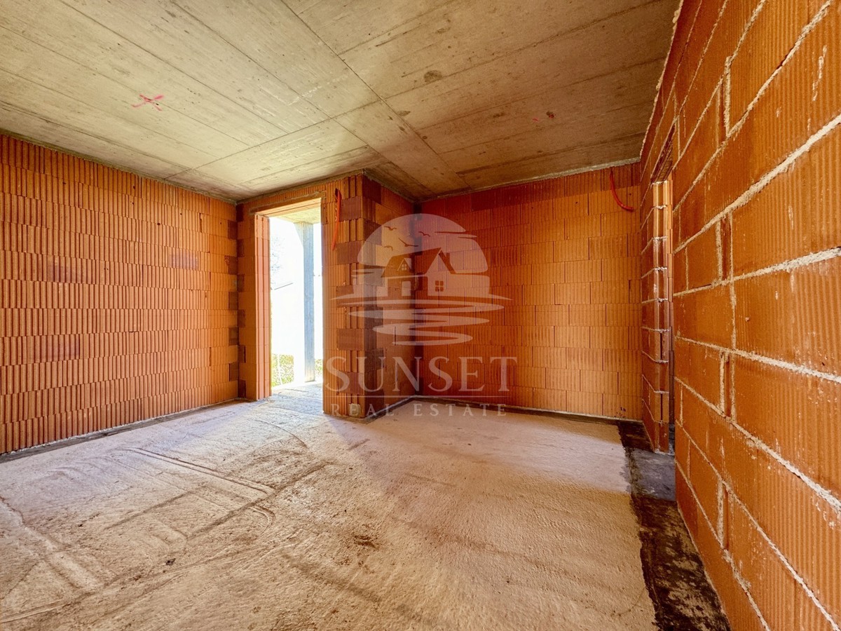 PRODAJA MODERNE HIŠE NA MIRNI LOKACIJI  NOVO