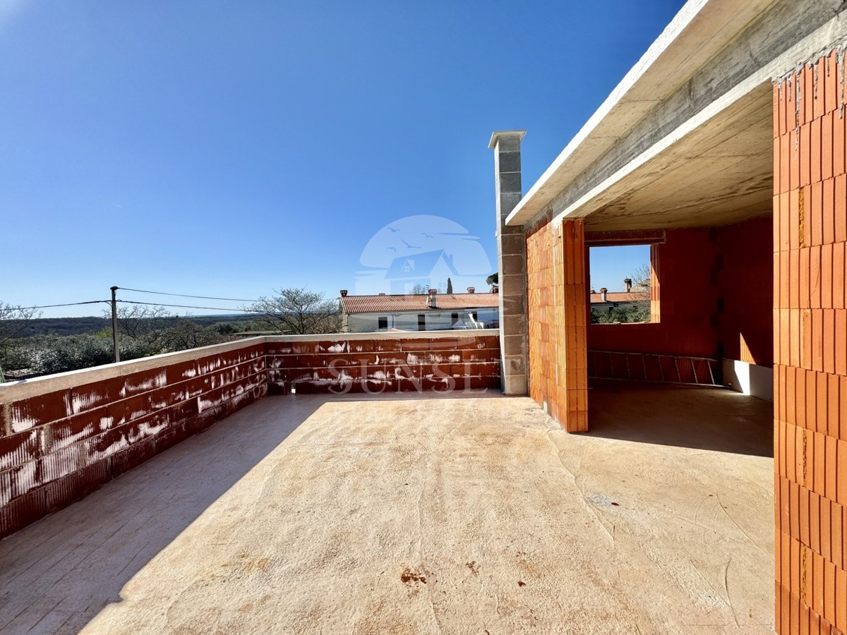 PRODAJA MODERNE HIŠE NA MIRNI LOKACIJI  NOVO