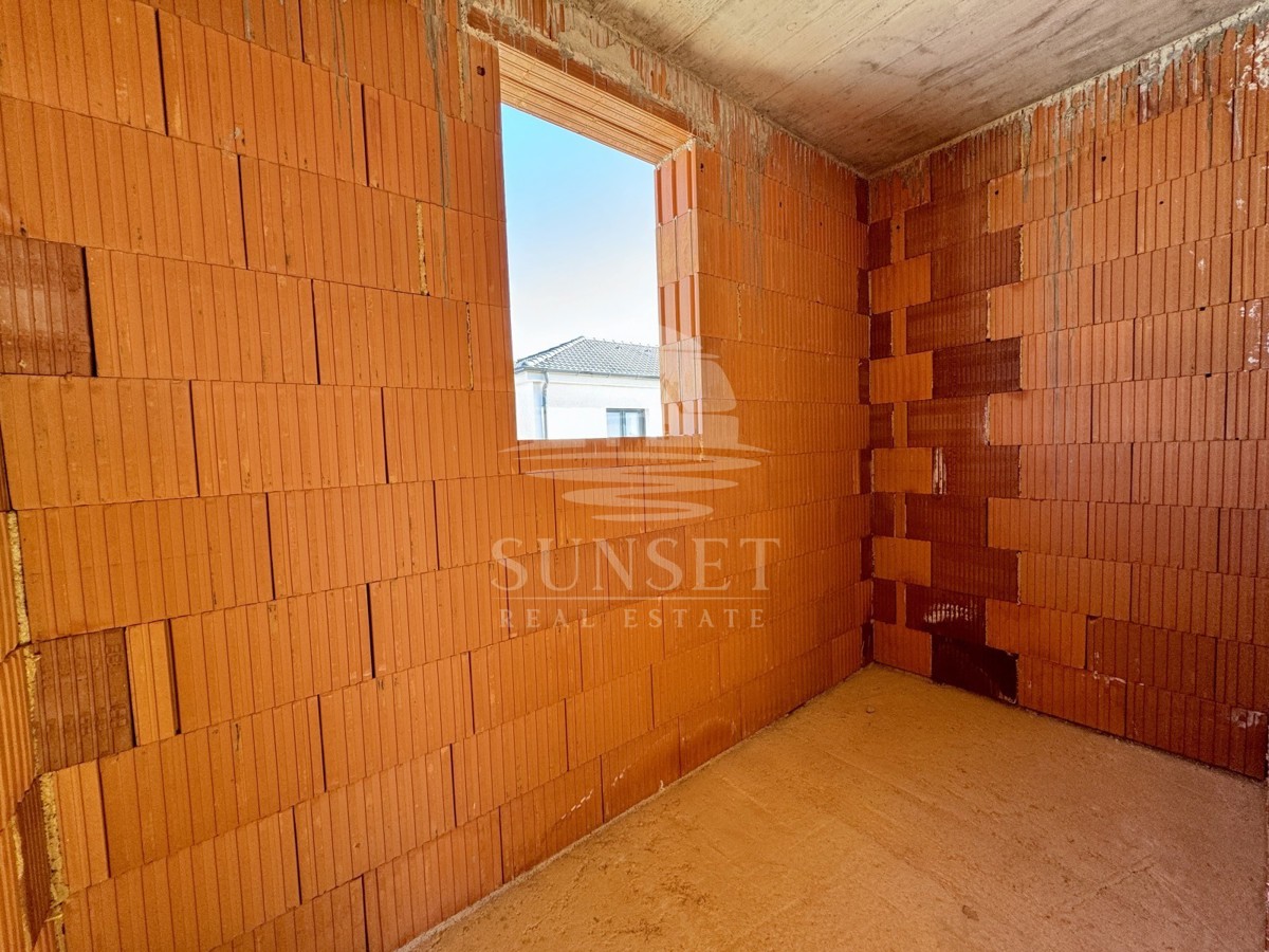 PRODAJA MODERNE HIŠE NA MIRNI LOKACIJI  NOVO