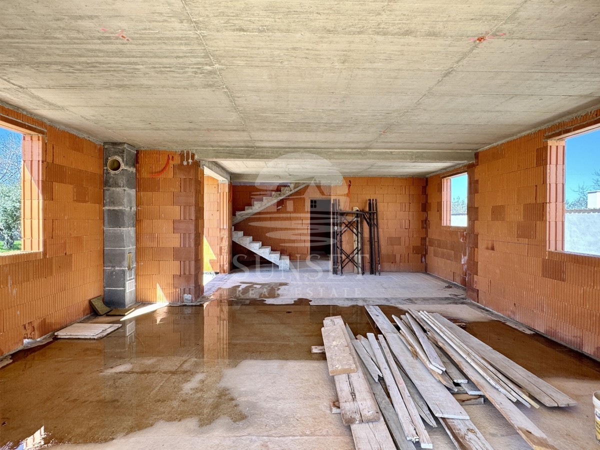 PRODAJA MODERNE HIŠE NA MIRNI LOKACIJI  NOVO