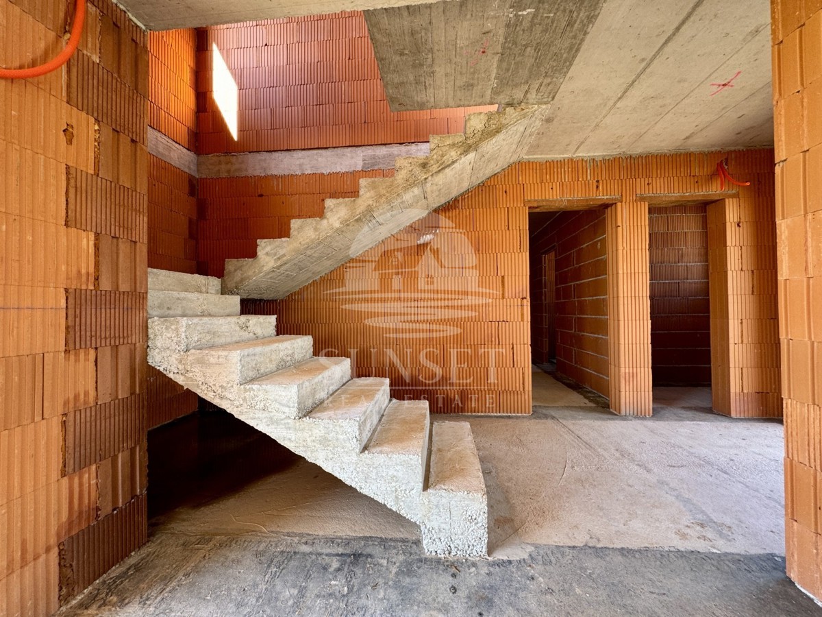 PRODAJA MODERNE HIŠE NA MIRNI LOKACIJI  NOVO