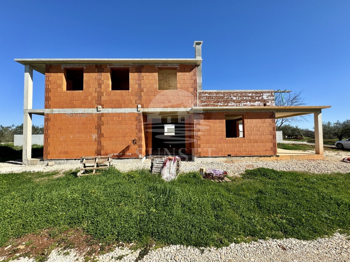 PRODAJA MODERNE HIŠE NA MIRNI LOKACIJI  NOVO