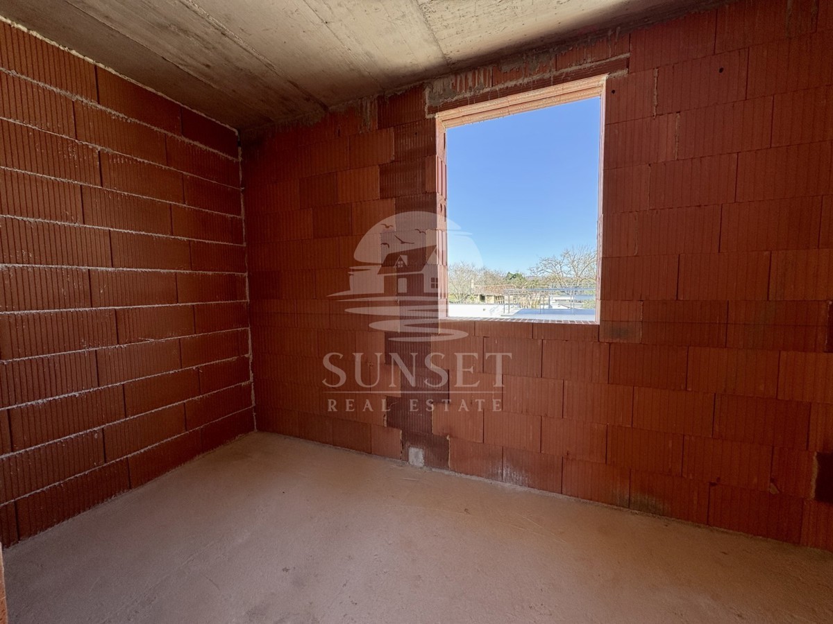 PRODAJA MODERNE HIŠE NA MIRNI LOKACIJI  NOVO