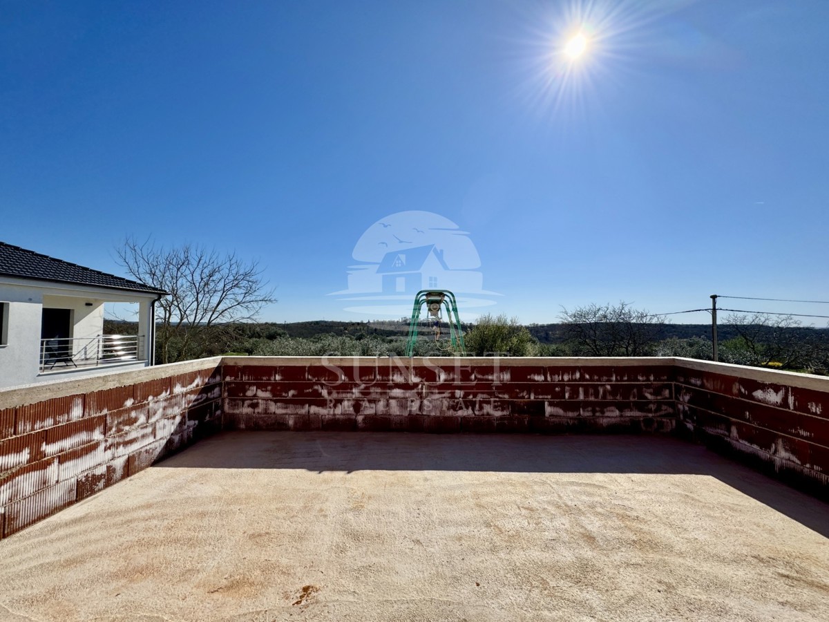 PRODAJA MODERNE HIŠE NA MIRNI LOKACIJI  NOVO