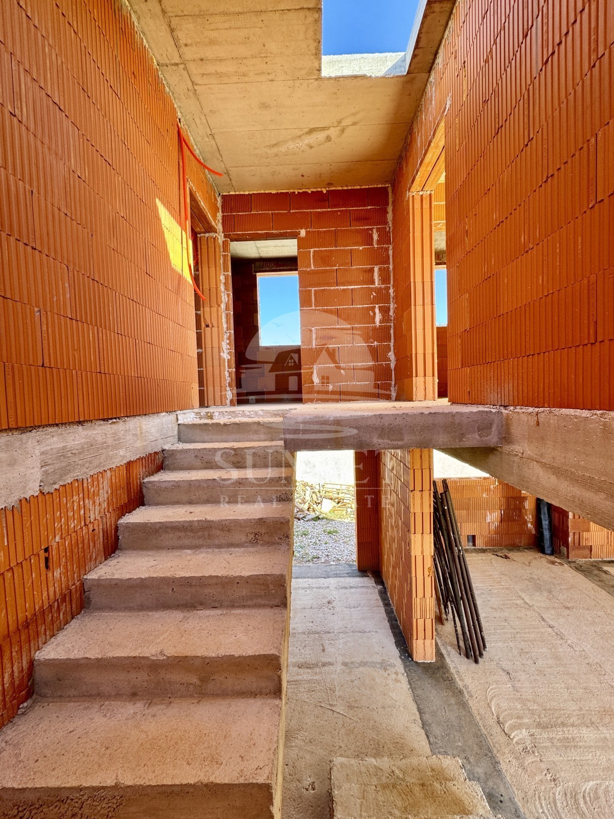 PRODAJA MODERNE HIŠE NA MIRNI LOKACIJI  NOVO