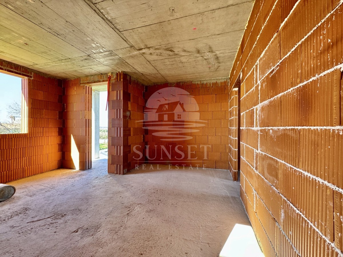 PRODAJA MODERNE HIŠE NA MIRNI LOKACIJI  NOVO