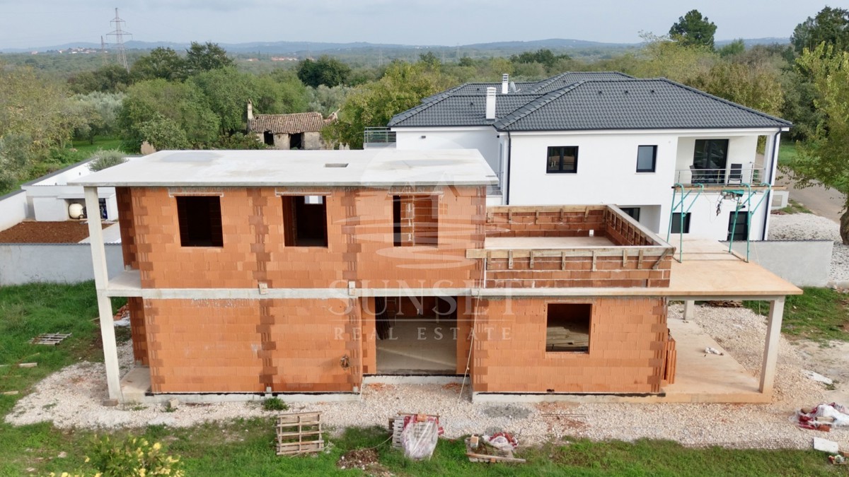 PRODAJA MODERNE HIŠE NA MIRNI LOKACIJI  NOVO
