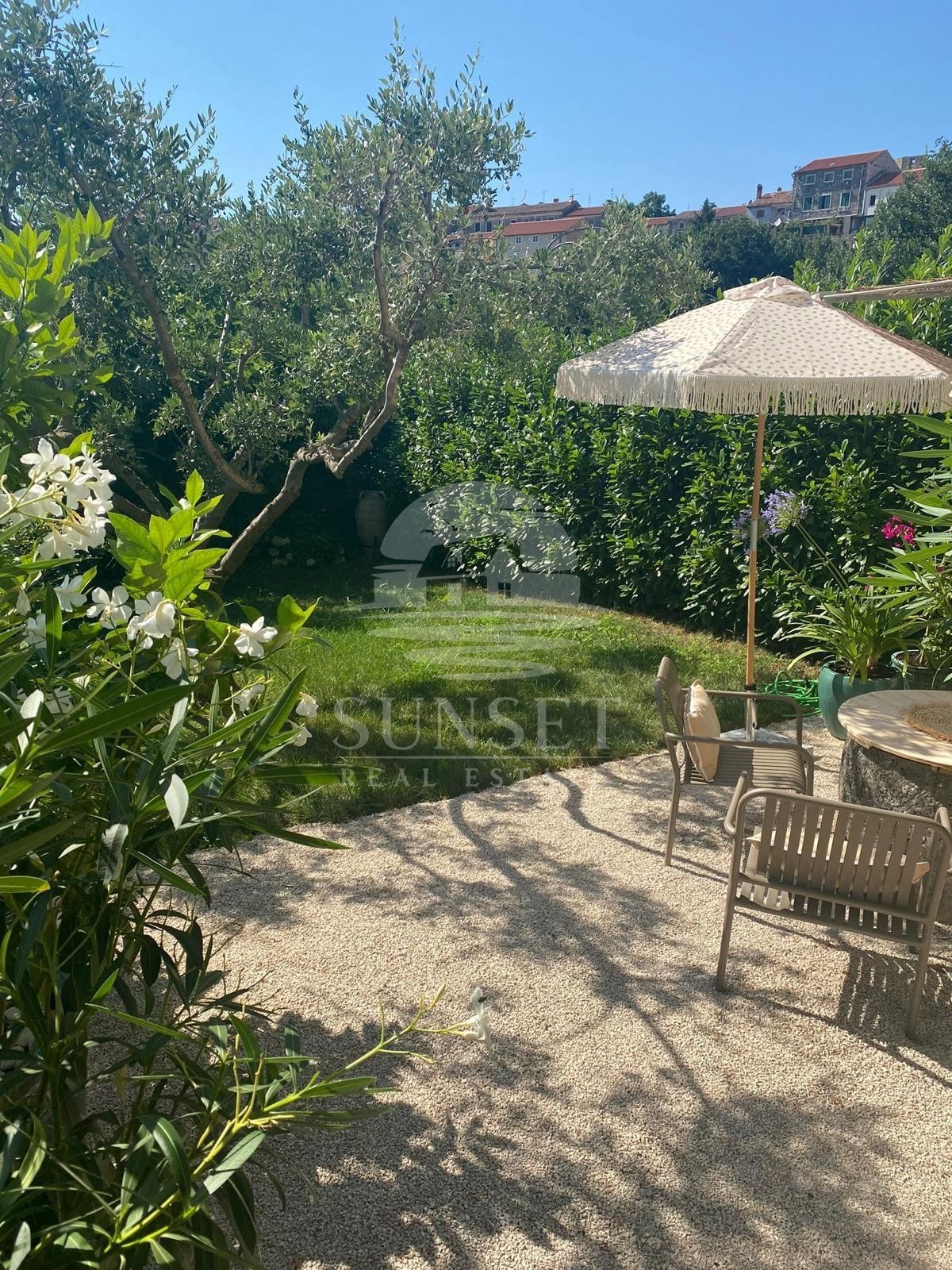 HIŠA Zgrajena IZ NARAVNIH IN VISOKOKAKOVOSTNIH MATERIALOV Z POGLEDOM NA MORJE